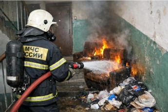 Пожар из-за мусора потушили в подъезде черногорской пятиэтажки