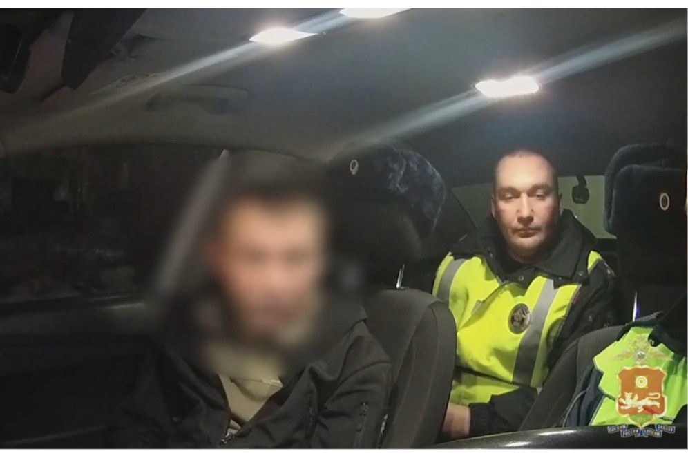 В Хакасии пьяный водитель без прав показал инспекторам поддельное удостоверение