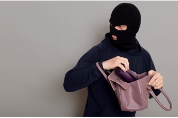 В Иркутске карманник украл у женщины 3 млн рублей, которые она хотела отдать мошенникам