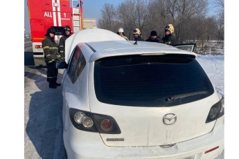 В Абакане горели гараж и автомобиль