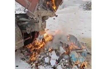 В Шира загорелся мусоровоз из-за горячей золы в контейнере ТКО