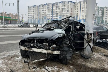 В Абакане водитель "Mercedes-Benz" врезался в столб