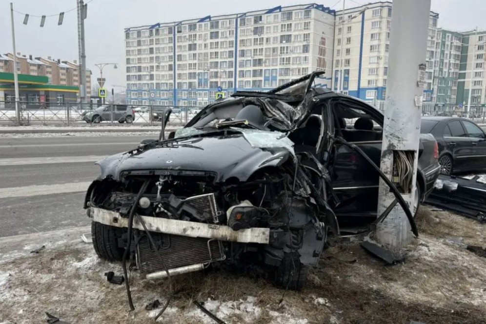 В Абакане водитель "Mercedes-Benz" врезался в столб