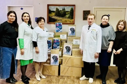 Коллектив Абаканской межрайонной больницы поддержал бойцов СВО лекарствами и продуктами