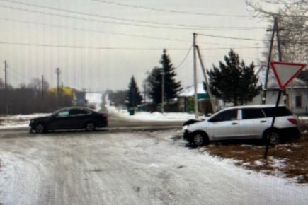 Непредоставление преимущества в Черногорске привело к аварии с травмированной пассажиркой