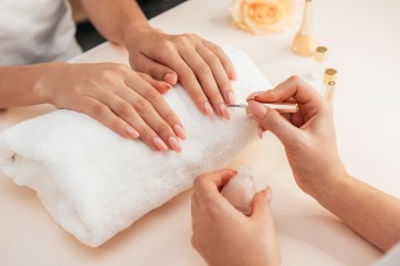 Новый стандарт Росстандарта установит нормы маникюра и педикюра