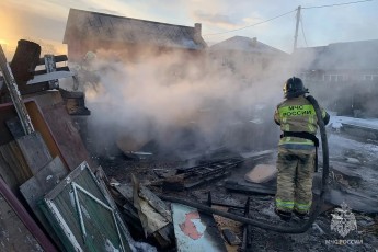 Пожар в Абакане: огонь уничтожил дровяник и баню