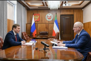 Глава Хакасии поручил освободить учителей от административной нагрузки