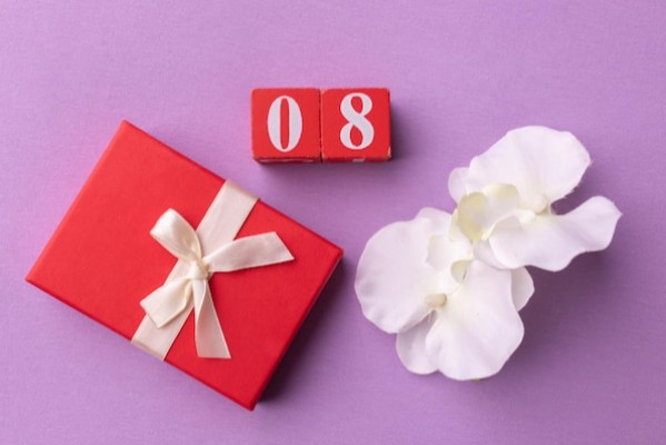 Россиянки назвали самый желанный подарок на 8 марта