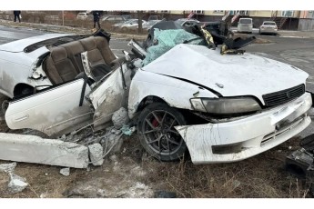 В Черногорске иномарка врезалась в столб, пострадали водитель и пассажир