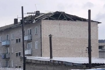 Сильный ветер в Абазе повредил крышу многоквартирного дома