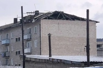 Сильный ветер в Абазе повредил крышу многоквартирного дома