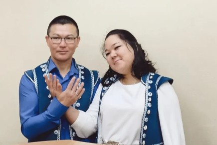 Хакасская пара в национальных нарядах зарегистрировала брак в абаканском ЗАГСе
