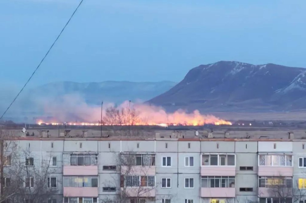 В Хакасии тушат ландшафтный пожар в двух километрах от Пригорска