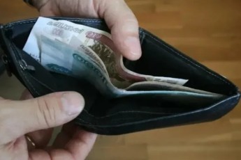 В Хакасии гость украл кошелек у хозяйки во время застолья