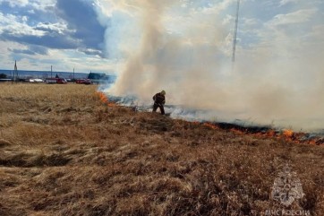 В окрестностях озера Тагарское тушат крупный степной пал