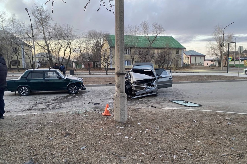 В Черногорске пьяный водитель "Lada" врезался в автомобиль пожилой пары