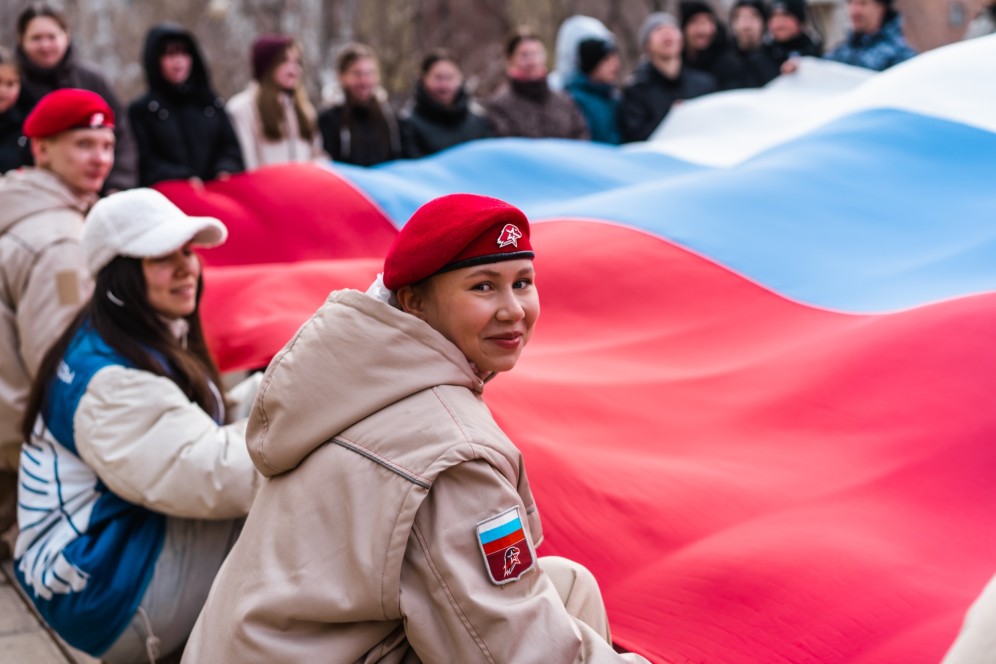 В Хакасии прошла акция «Флаг Единства» ко Дню воссоединения Крыма с Россией