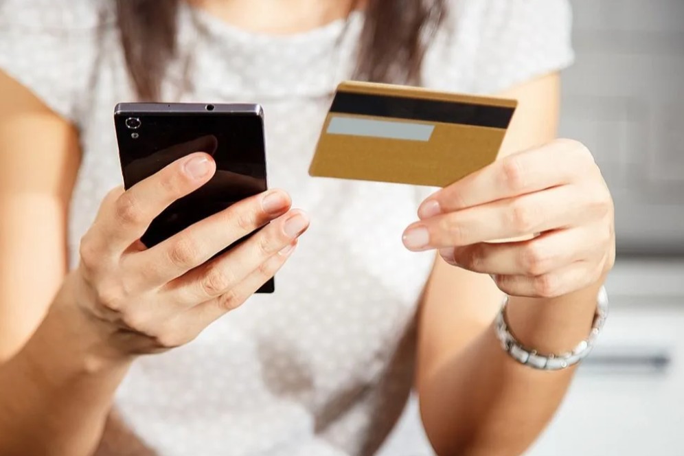 Жительница Абакана перевела аферистам 140 тыс. рублей из-за "замены домофона"