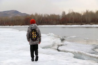 МЧС Хакасии предупреждает: лед на водоемах становится тонким