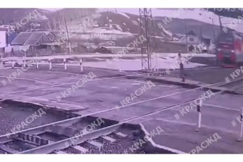 Поезд сбил перебегавшего пути мужчину под Красноярском