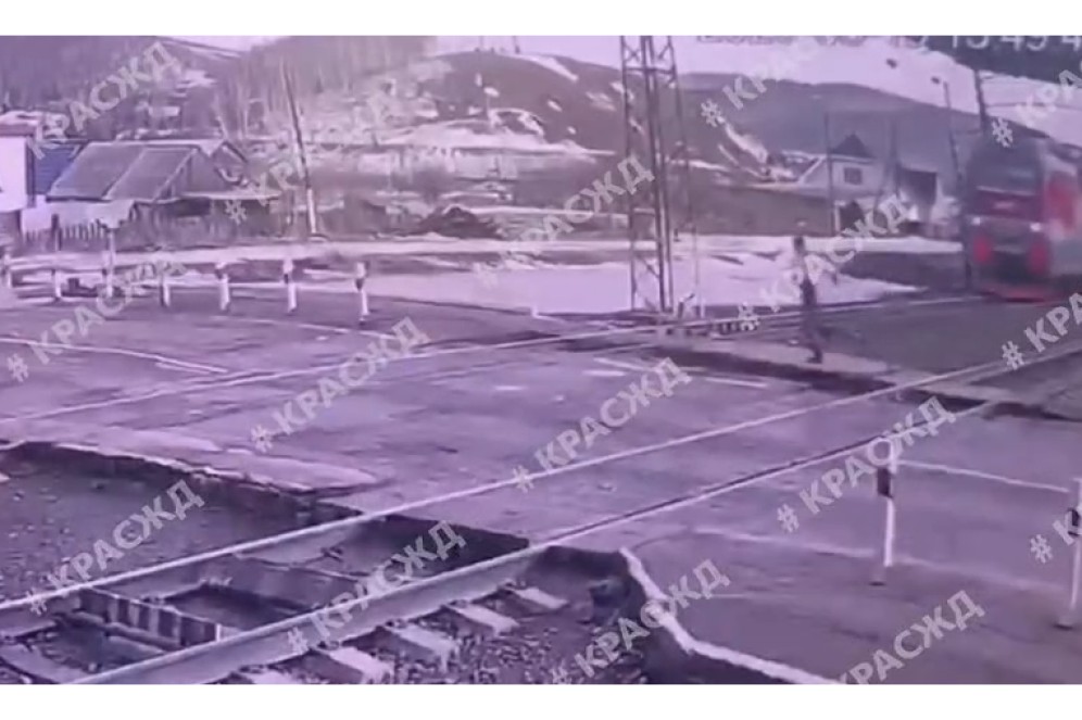 Поезд сбил перебегавшего пути мужчину под Красноярском