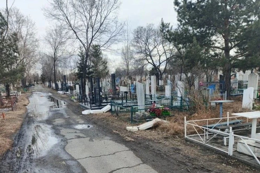 В Черногорске вандалы разрушили более 20 надгробий на старом кладбище