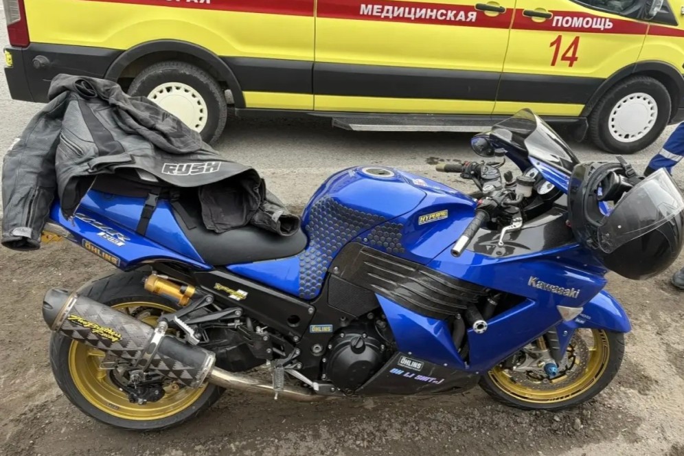 Мотоциклист без прав пострадал в ДТП с иномаркой на трассе Абакан - Подсинее