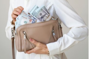 Полицейские Хабаровского края взяли пособницу аферистов, укравших у пенсионерки из Абакана почти 10 млн