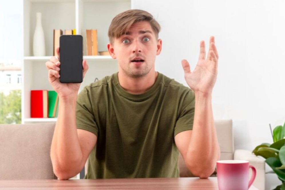 Житель Черемушек лишился телефона из-за малознакомой гостьи