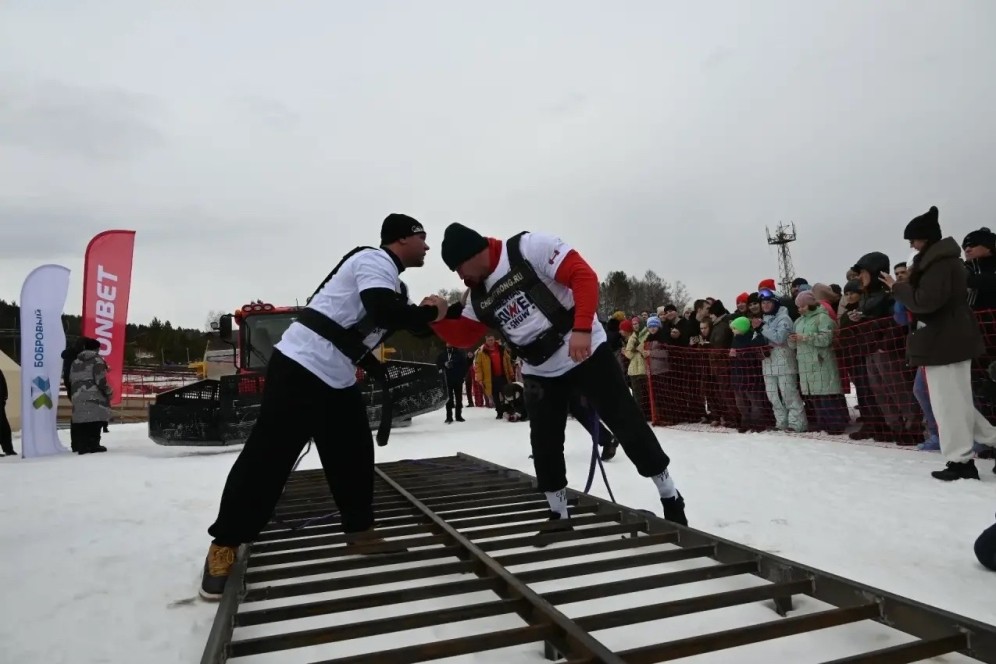 Атлеты из Абакана установили в Красноярске рекорд России по тяге ратрака