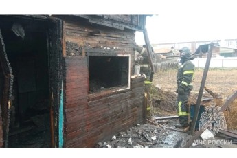 Дачный домик и легковушка пострадали от огня в Хакасии в минувшие сутки