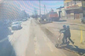 В Красноярске школьники на электросамокате въехали в автобус