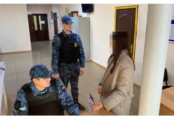 В Хакасии у посетительницы суда в паспорте нашли наркотик