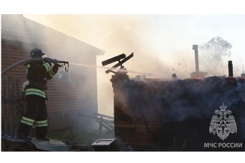 В Хакасии за сутки потушено 13 пожаров, в Усть-Бюре горели гаражи с машинами