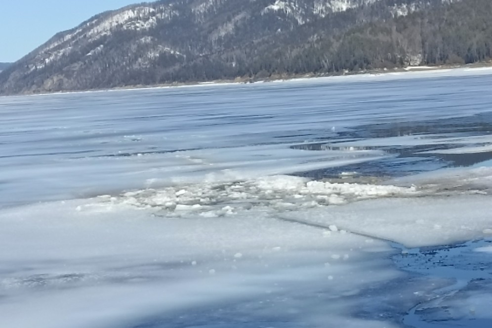 На Красноярском водохранилище под лед ушел автомобиль