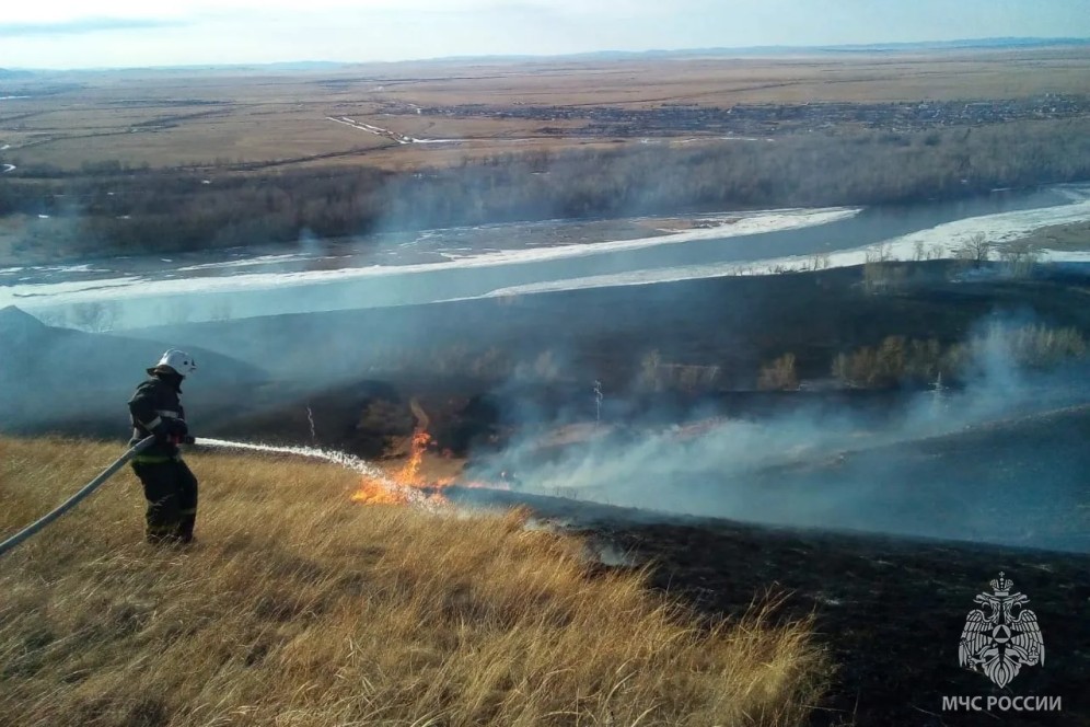 В Хакасии ликвидировано 10 пожаров, в том числе шесть палов травы