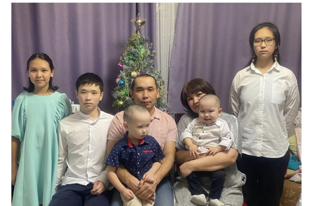 Президент наградил медалью «Родительская слава» семьи Побызаковых и Поповых из Хакасии