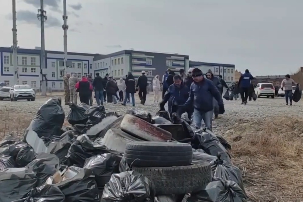 Глава Абакана вместе с сотрудниками администрации вышел на весенний субботник