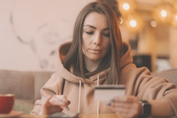 В Черногорске женщина потеряла 45 тыс. рублей из-за мошенников, использовавших профиль знакомого