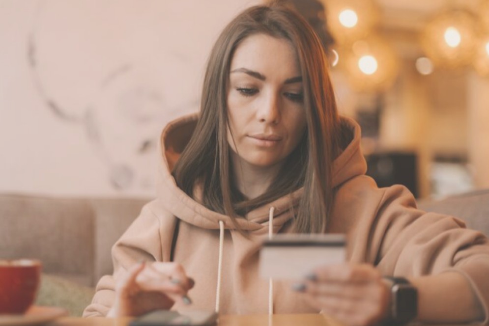 В Черногорске женщина потеряла 45 тыс. рублей из-за мошенников, использовавших профиль знакомого