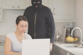 В Красноярском крае мошенники выманили у вдовы бойца СВО 14,5 млн руб.