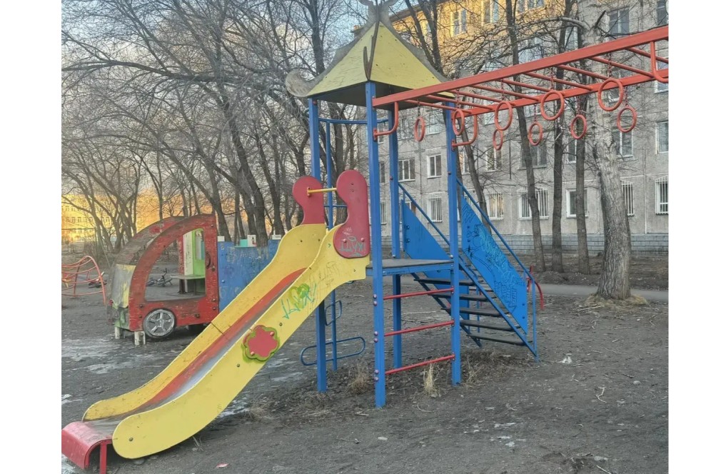В Хакасии прокуратура выявила нарушения на детских площадках Саяногорска