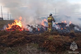 В Хакасии огонь уничтожил 2,5 тонны сена и грузовик, ликвидировано несколько палов травы