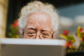 Черногорская пенсионерка перевела аферистам 600 тысяч рублей под предлогом замены домофона