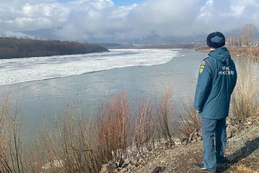 В Хакасии оперативная группа МЧС начала дежурство в Абазе для контроля ледовой обстановки