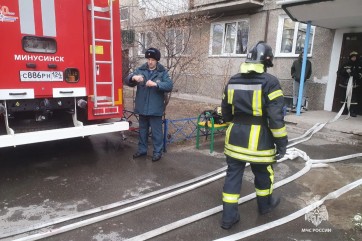 Пожар в минусинской многоэтажке возник из-за замыкания холодильника