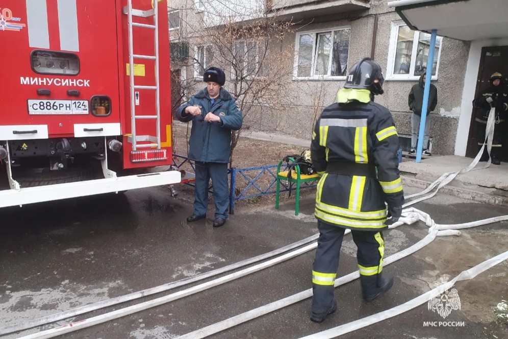 Пожар в минусинской многоэтажке возник из-за замыкания холодильника