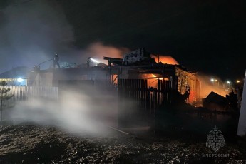 Сильный ветер накануне осложнил обстановку с пожарами в Хакасии