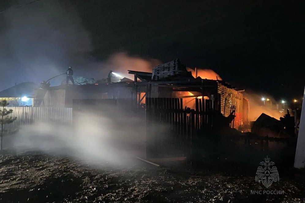 Сильный ветер накануне осложнил обстановку с пожарами в Хакасии